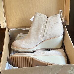 Sofft Women's Cream Wedge Ankle Boots